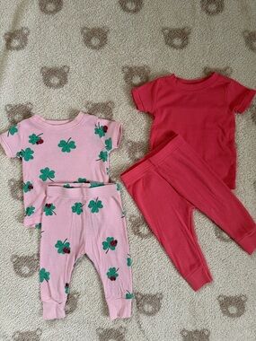 Baby Old Navy Pink Clover Print and Rose Solid Short Sleeve Pajama Sets 6-12m